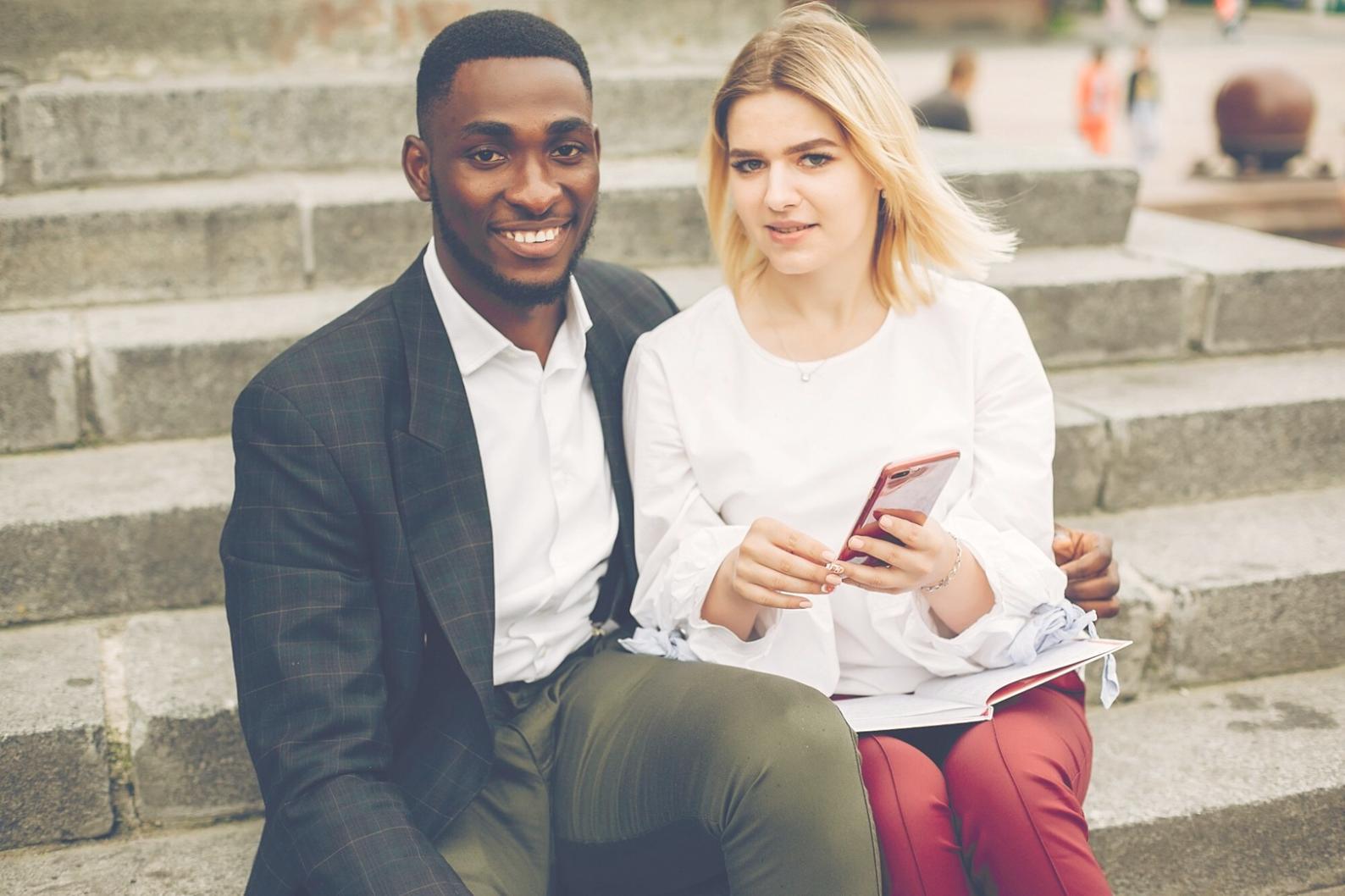 Entrepreneurs créatifs travaillant sur leurs finances