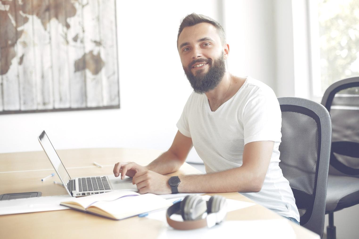 Étudiants collaborant sur un projet financier innovant